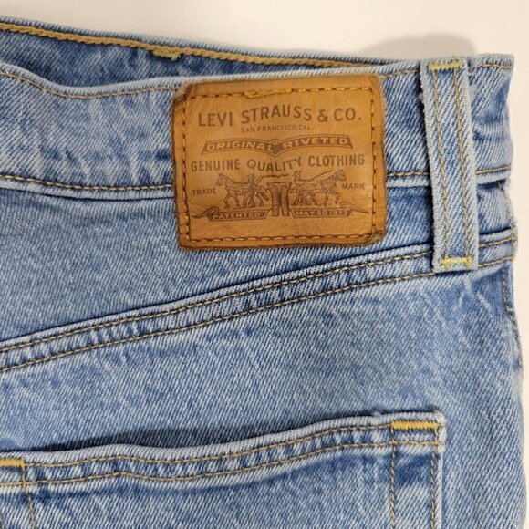 Levi Strauss Women's Lt Wash Raw Hem High-Rise Button Fly Ribcage Shorts Sz 29 - Picture 8 of 16